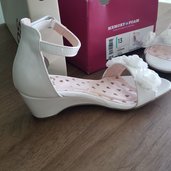 NWT girls white floral wedge sandal. - Picture 2 of 4